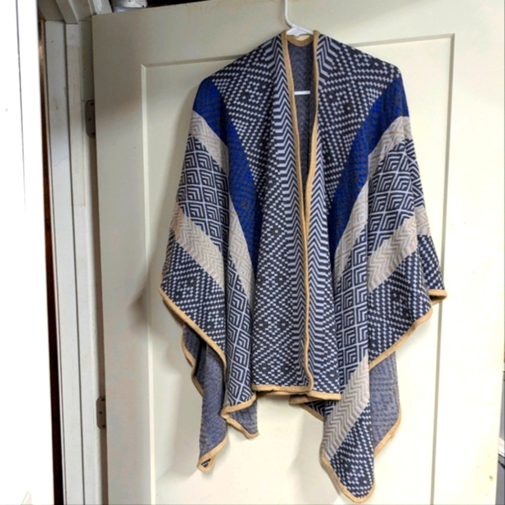 EUC Francesca's Modern tunic/poncho style sweater